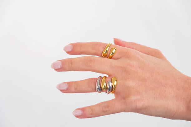 Mixing platinum and yellow gold accessories in fashion
